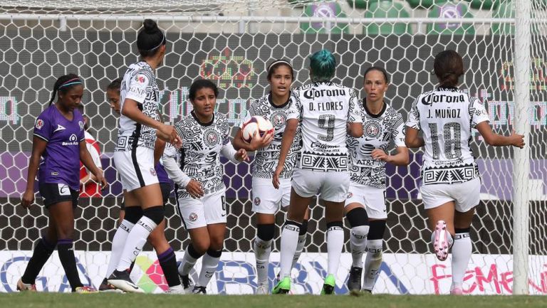 Daniela Espinosa festeja un gol con sus compañeras