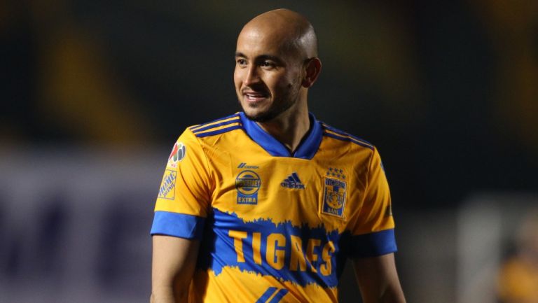 Carlos González durante un partido con Tigres