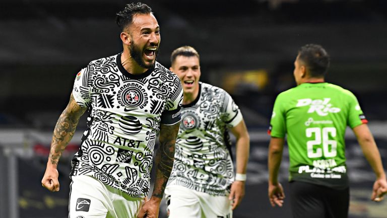 Emanuel Aguilera festeja un gol con el América en el Azteca 