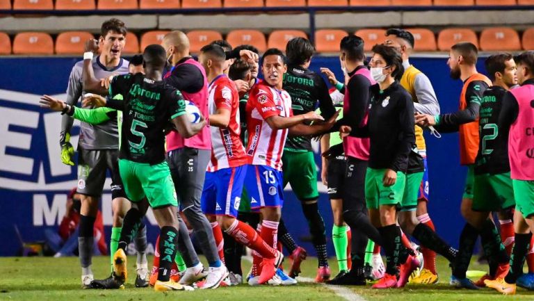 Félix Torres en pelea vs Atlético de San Luis