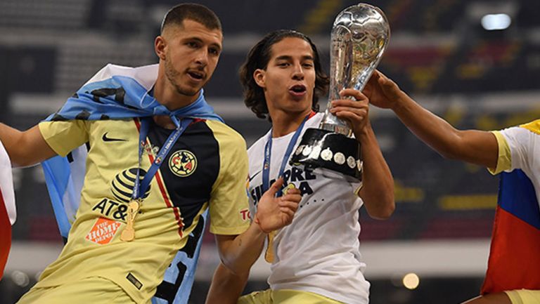 Guido y Lainez posan con el trofeo de campeón de Liga MX 