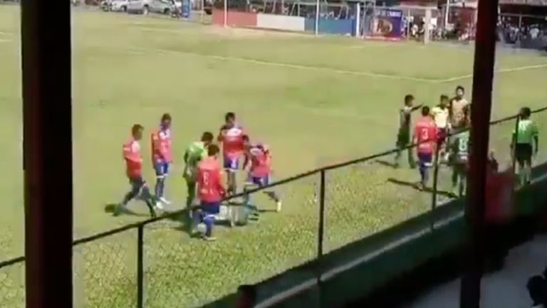 Futbolista guatemalteco fingió ser agredido por el público