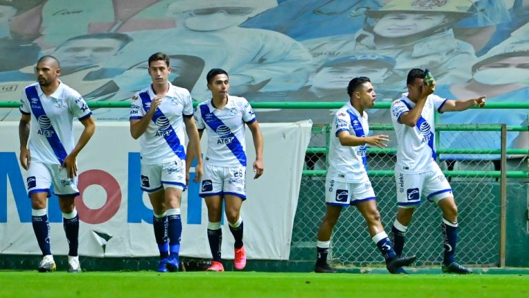 Jugadores del Puebla celebran gol vs León
