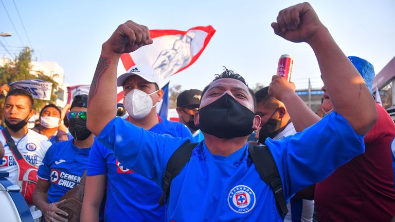 Cruz Azul: Afición rompió 'sana distancia' para recibir al club en Juárez