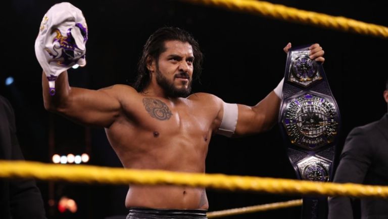 Santos Escobar durante una función de lucha en NXT