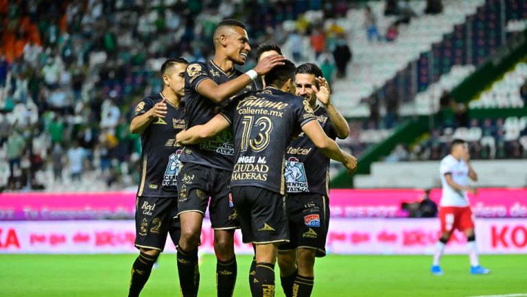 Jugadores de León celebrando un gol