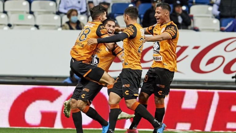 Jugadores de Pachuca festejan un gol contra Monterrey