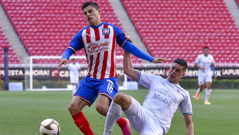 Ronaldo Cisneros disputa el balón ante Mineros 