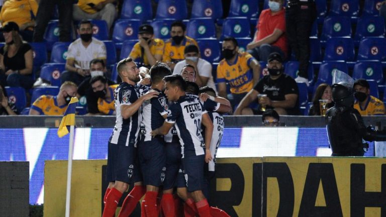 Jugadores de Rayados celebran un gol