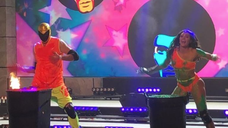 Tinieblas Jr. y Macky González en programa de baile