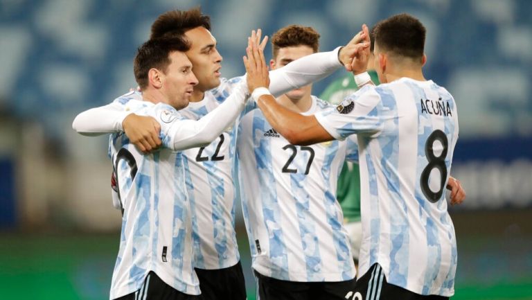 Jugadores argentinos celebrando un gol vs Bolivia