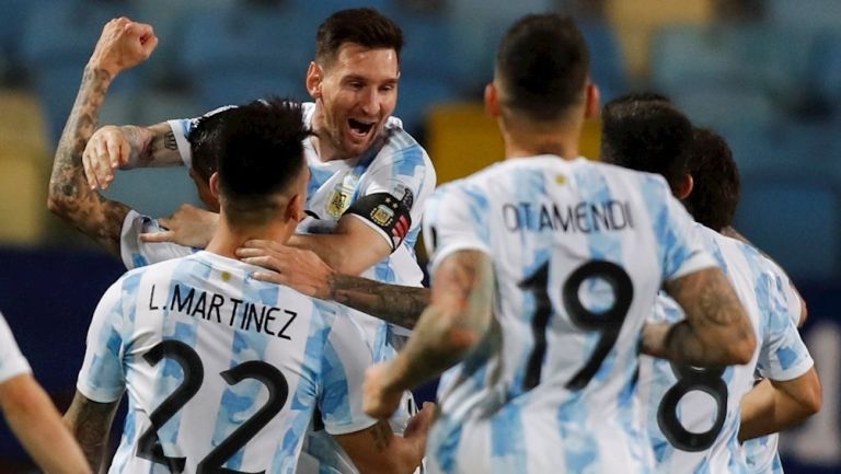 Jugadores argentinos celebrando un gol vs Ecuador
