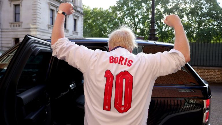 Boris Johnson porta la playera de la selección inglesa