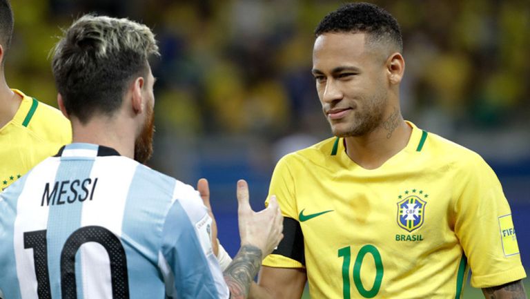Messi y Neymar se saludan previo a un juego