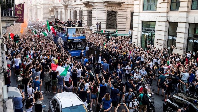 Selección Italiana celebrando en las calles de Roma
