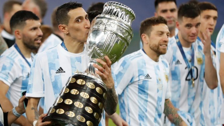 Ángel Di María besa el trofeo de la Copa América