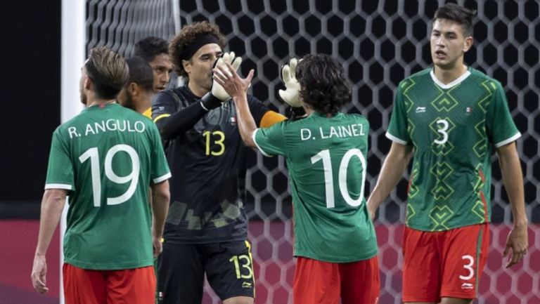 Jugadores mexicanos festejando el triunfo ante Sudáfrica 