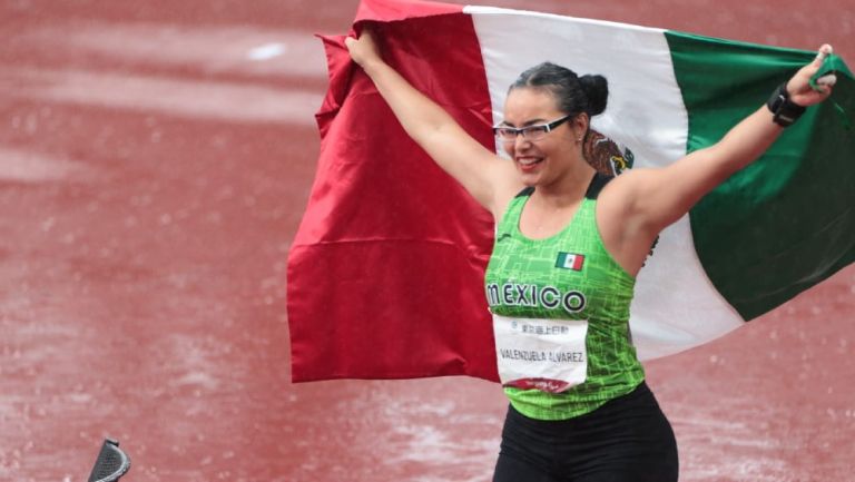 Rebeca Valenzuela celebra con la bandera de México