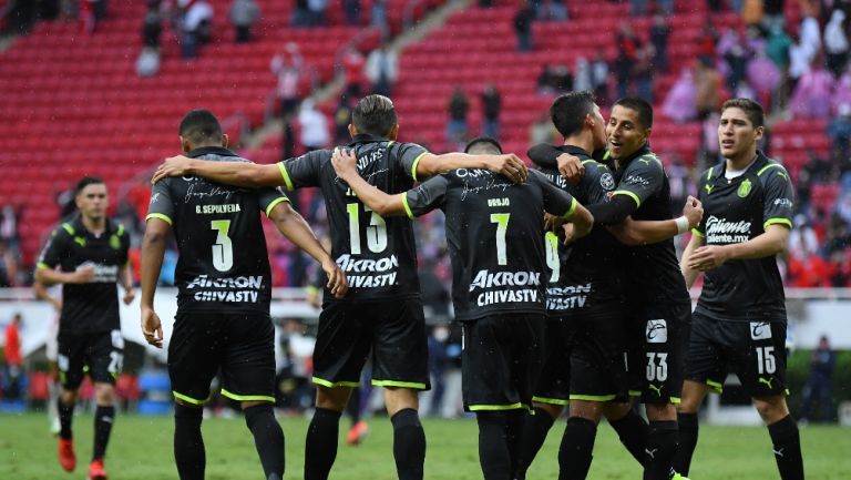 Jugadores de Chivas celebrando un gol