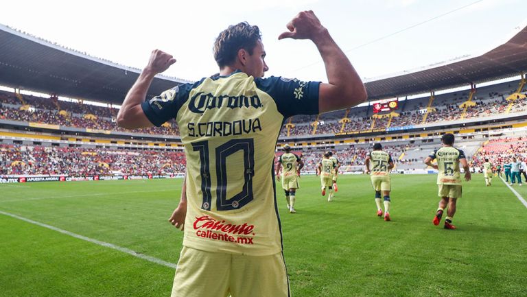 Sebastián Córdova festeja un gol con América