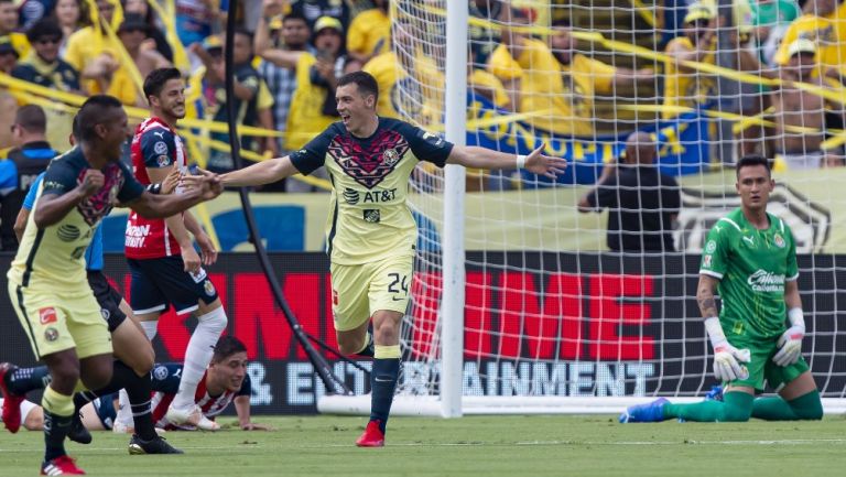 Federico Viñas celebrando un gol con América