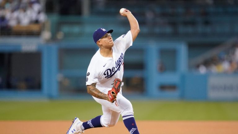 Julio Urías durante un partido con Dodgers