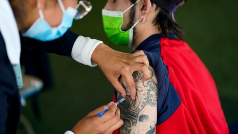 Enfermera aplicando una dosis de la vacuna contra el Covid-19 en la CDMX