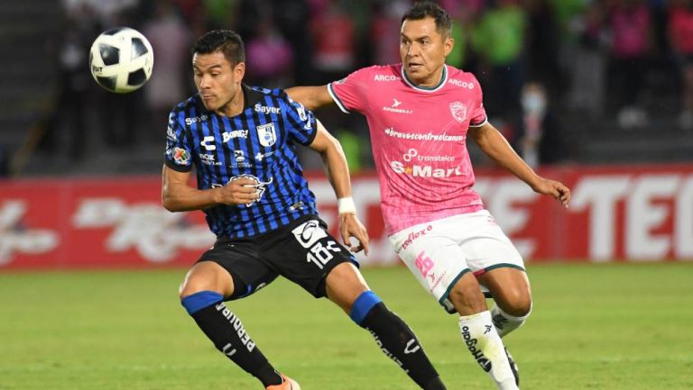 Los jugadores de Querétaro y Juárez disputando la pelota