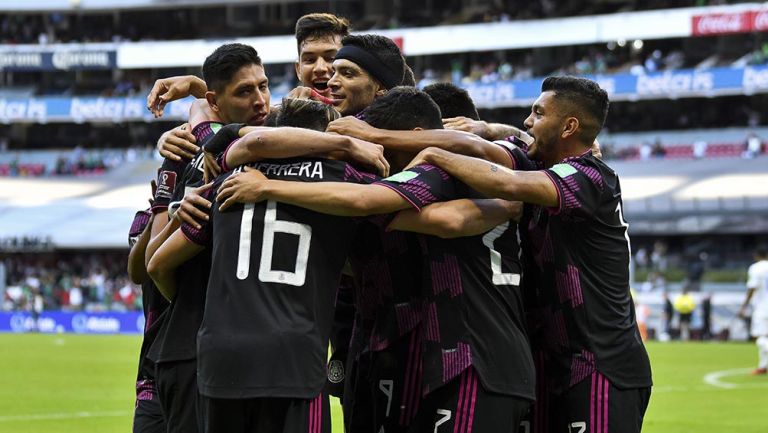 Jugadores de la Selección Mexicana celebran un gol