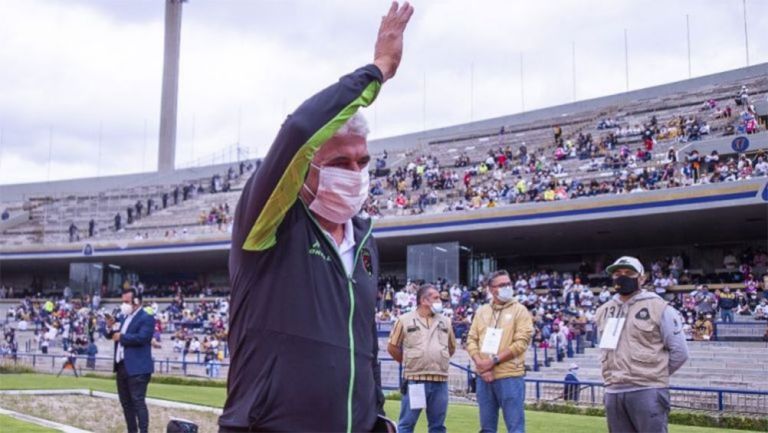 Ricardo 'Tuca' Ferretti saluda a la afición en el Olímpico Universitario