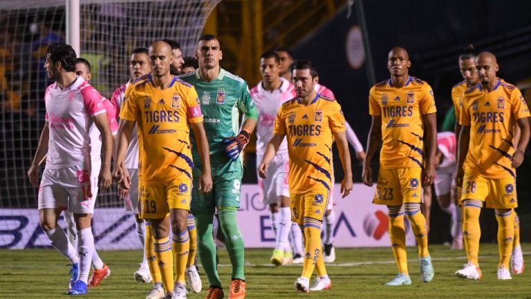 Jugadores de Tigres y Chivas previo a enfrentarse