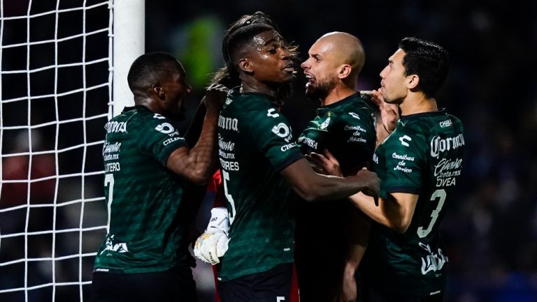 Jugadores de Santos celebran gol vs Pumas