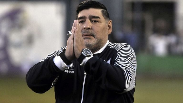 Diego Maradona saluda a la afición en Argentina 