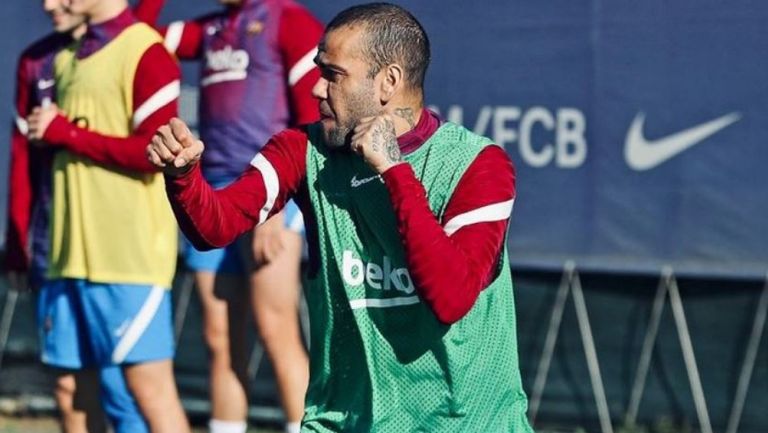 Dani Alves rindió tributo al Canelo Álvarez en entrenamiento del Barcelona