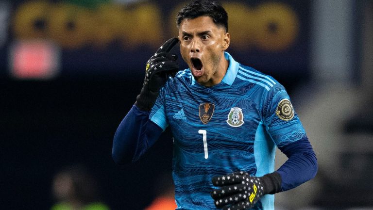 Alfredo Talavera reacciona durante juego con la Selección Mexicana