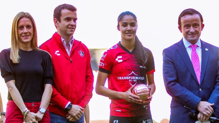 Alison González recibiendo 'Balón de Oro' en la Liga MX Femenil