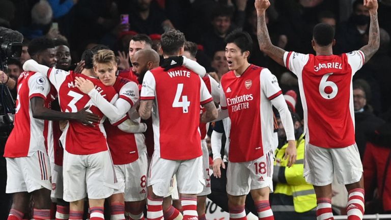 Jugadores del Arsenal celebran un tanto ante el West Ham 
