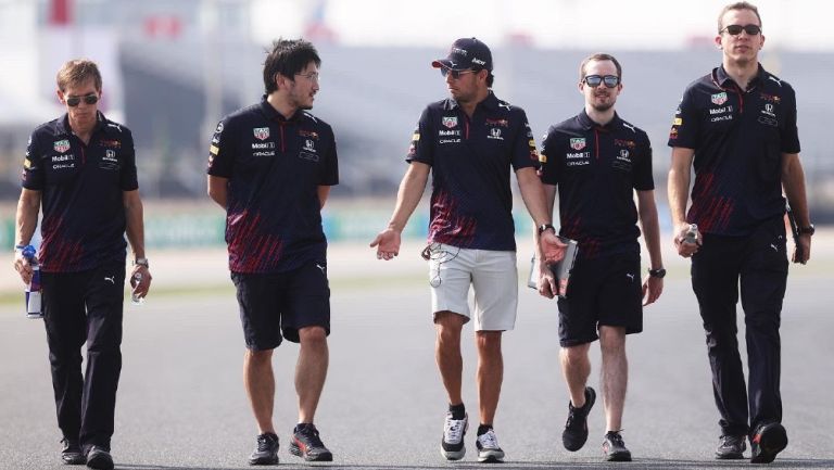 Sergio 'Checo' Pérez reacciona junto al equipo de Red Bull