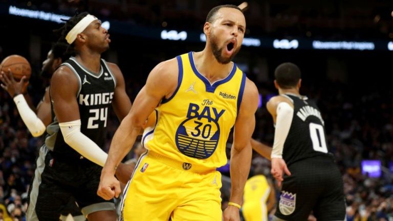 Curry en el juego entre Warriors y Sacramento