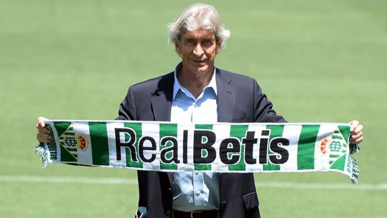 Manuel Pellegrini posa con la bufanda del Betis 