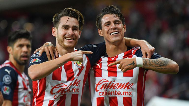 Angulo y el Chicote Calderón festejan un gol