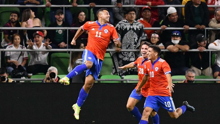 Iván Morales durante un partido con Chile