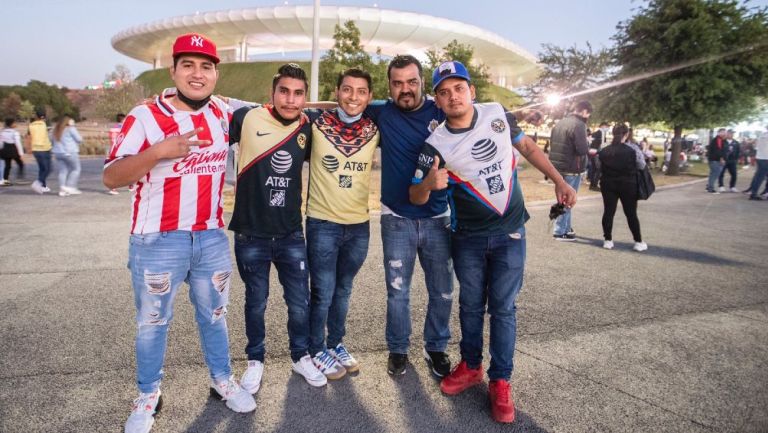 Fans de América y Chivas conviven previo al Clásico Nacional