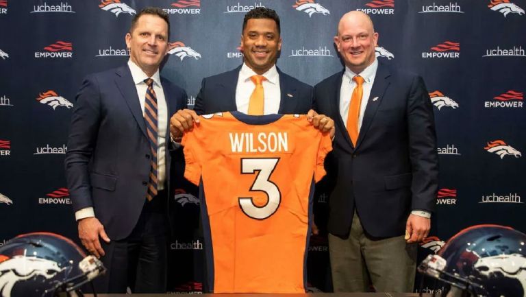 Russell Wilson durante su presentación oficial con los Denver Broncos