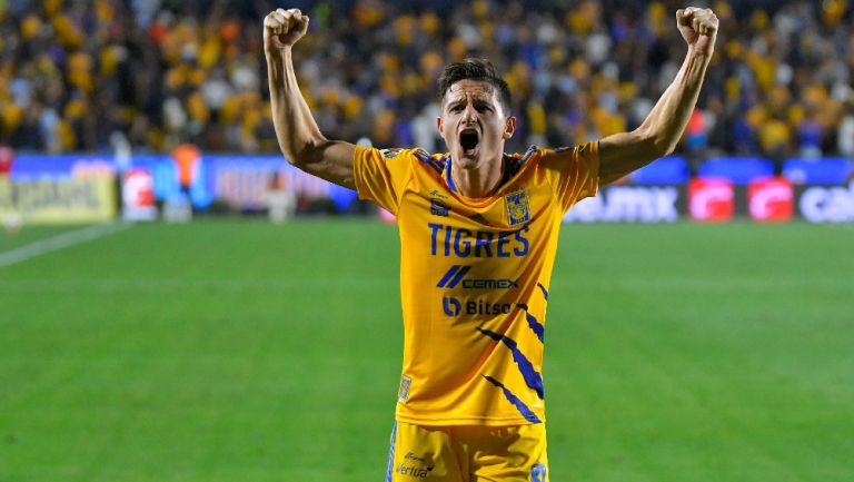 Florian Thauvin festejando gol con Tigres en el Clásico Regio