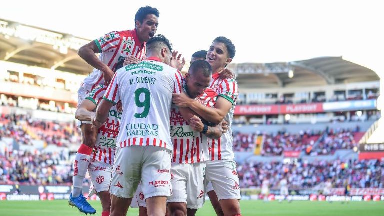 Jugadores de Necaxa celebrando anotación ante Atlético San Luis