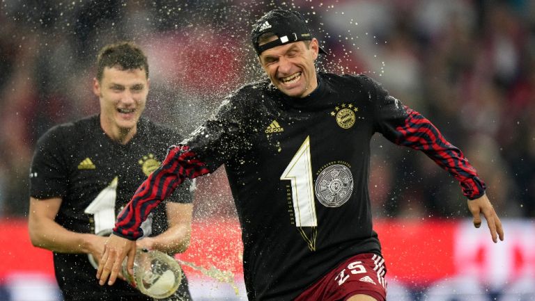 Thomas Müller celebrando el décimo título del Bayern en la Bundesliga