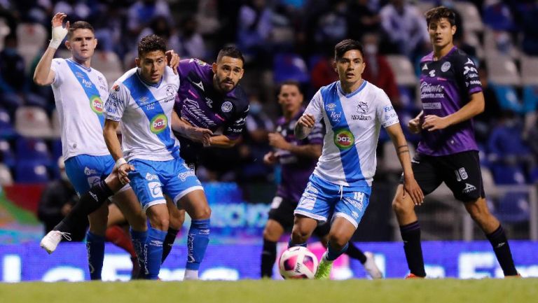 Puebla y Mazatlán jugando partido de Liga MX en el Apertura 2021