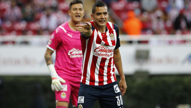 Sergio Flores durante un duelo con Chivas 