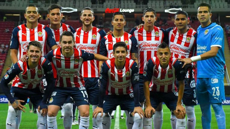 Jugadores de Chivas previo a partido de Liga MX en el Estadio Akron